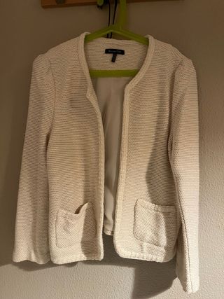 Americana corta tipo Chanel Massimo Dutti