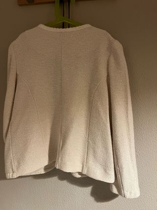 Americana corta tipo Chanel Massimo Dutti