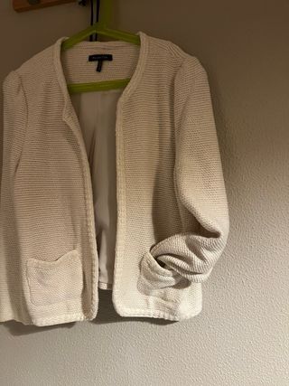 Americana corta tipo Chanel Massimo Dutti