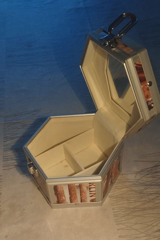 Joyero hexagonal con espejo y asa