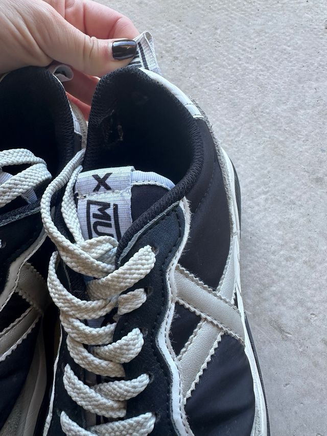 Zapatillas Munich Negras y Blancas