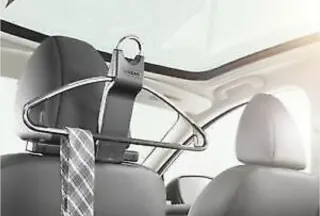 Percha para coche con soporte.