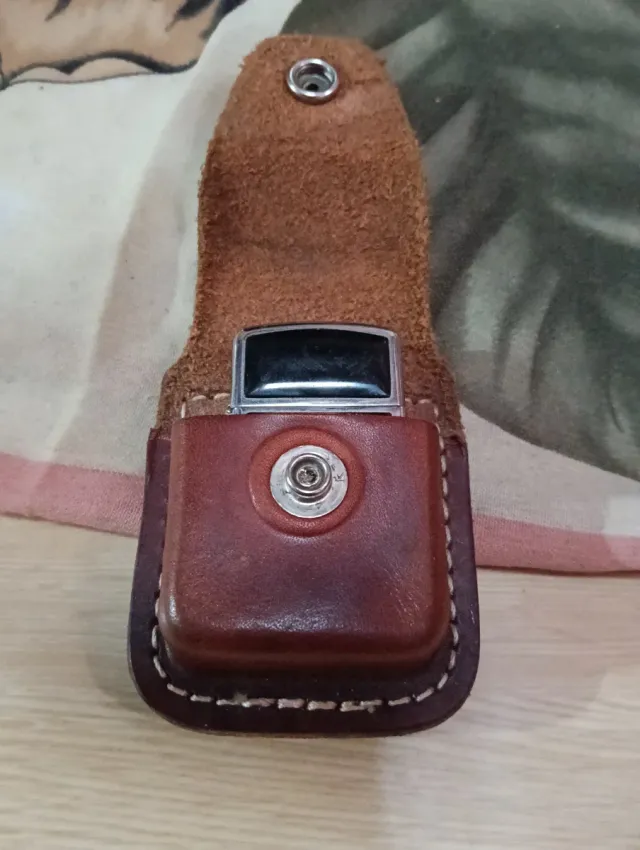 Funda Zippo de cuero marrón