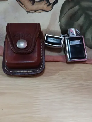 Funda Zippo de cuero marrón