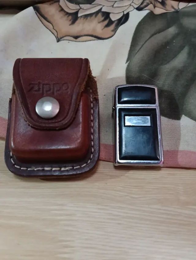 Funda Zippo de cuero marrón