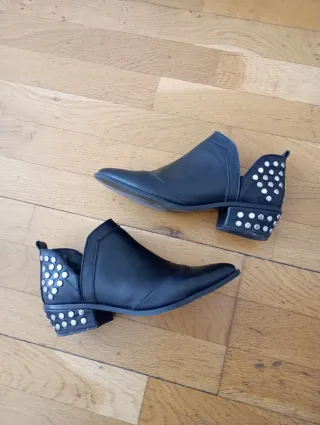 Botines negros cuero tachas talle 38
