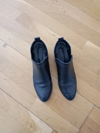 Botines negros cuero tachas talle 38