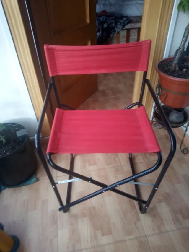 Silla plegable roja y negra