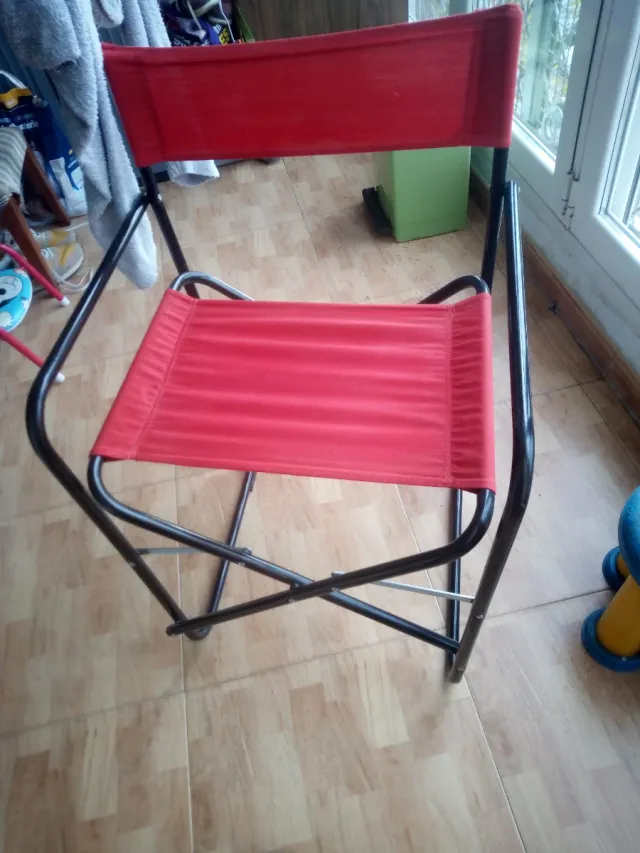 Silla plegable roja y negra