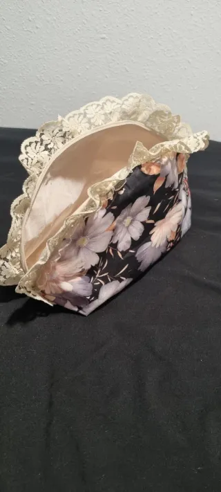 Neceser floral con encaje