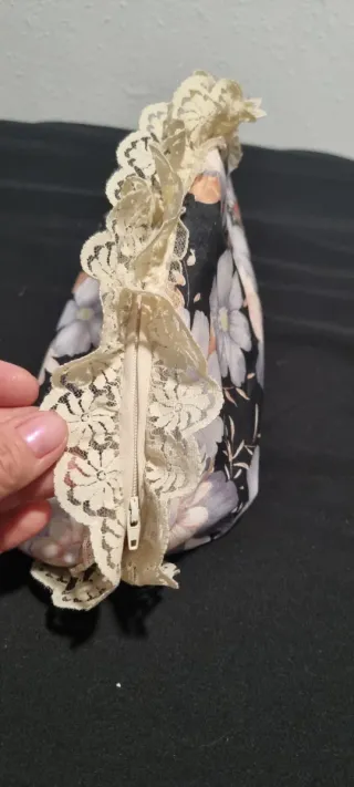 Neceser floral con encaje