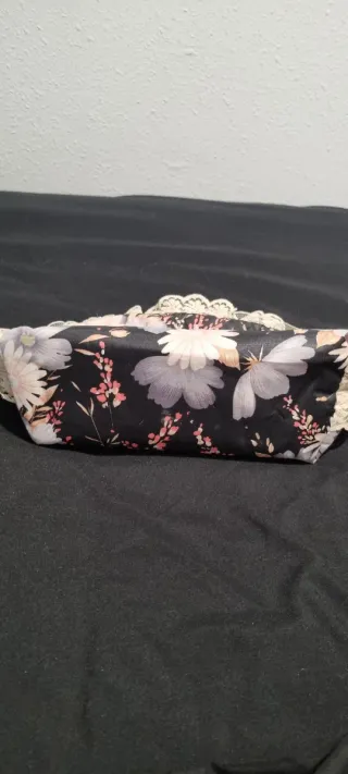 Neceser floral con encaje