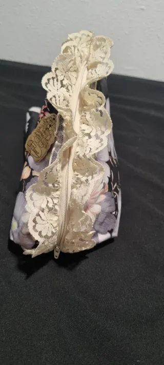 Neceser floral con encaje