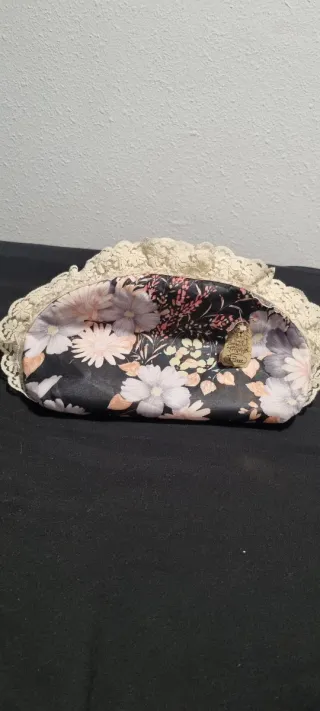 Neceser floral con encaje