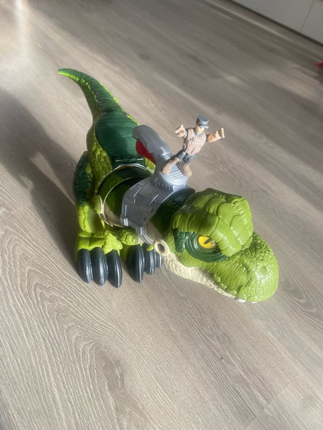 Dinosaurio Juguete con Figura Soldado