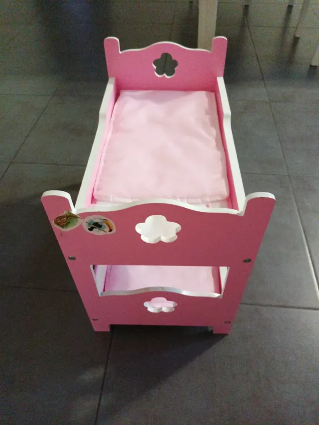 Cuna de juguete rosa