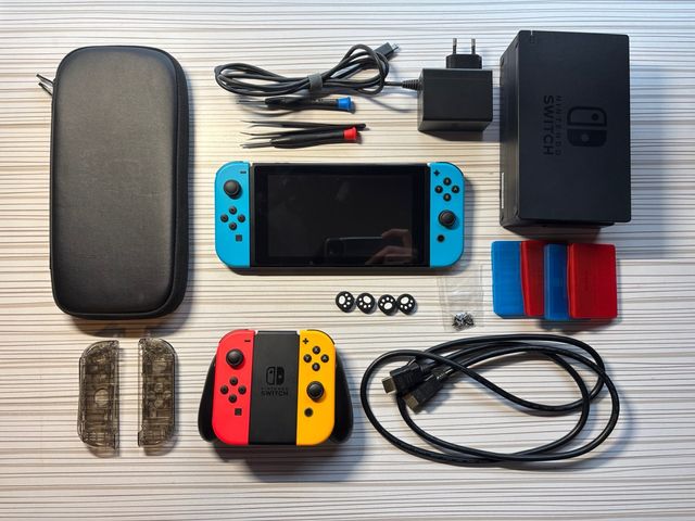 Nintendo Switch + 4 JoyCons + Funda