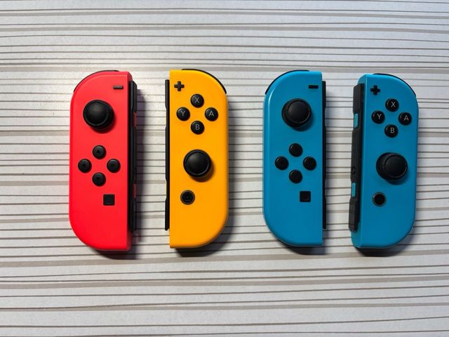 Nintendo Switch + 4 JoyCons + Funda