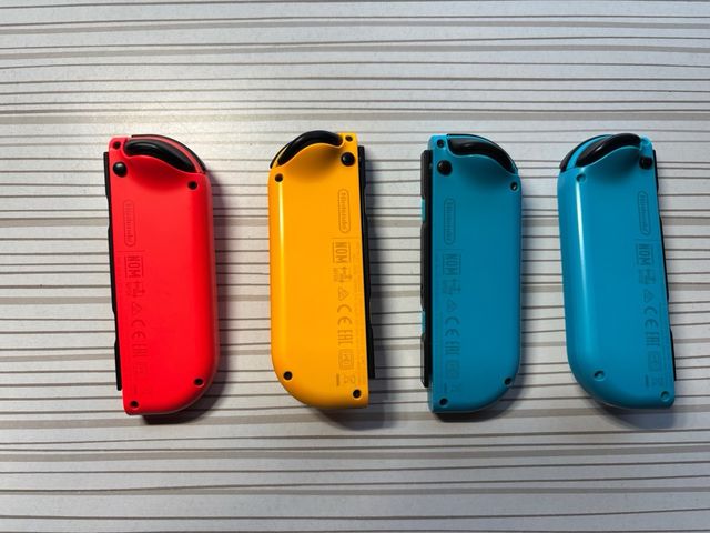 Nintendo Switch + 4 JoyCons + Funda