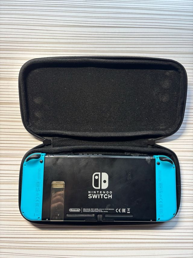 Nintendo Switch + 4 JoyCons + Funda