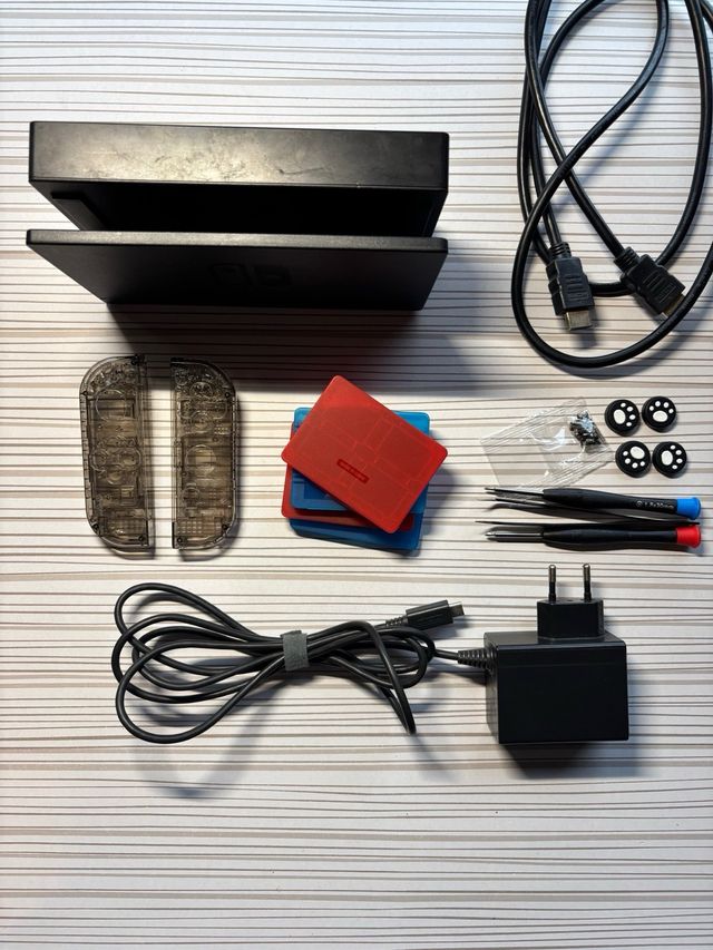 Nintendo Switch + 4 JoyCons + Funda