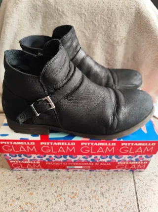 Stivaletti Pittarello neri con fibbia