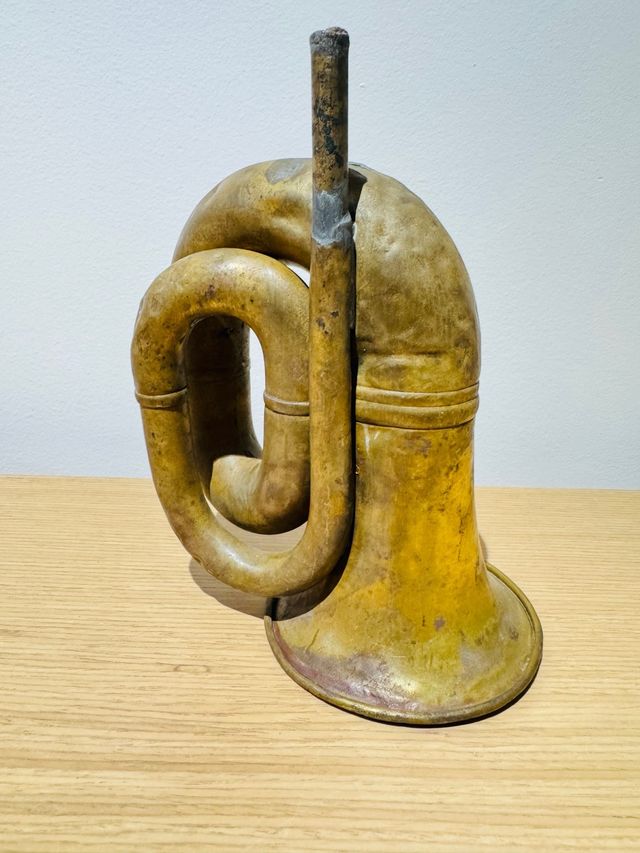 Corneta militar antigua de latón