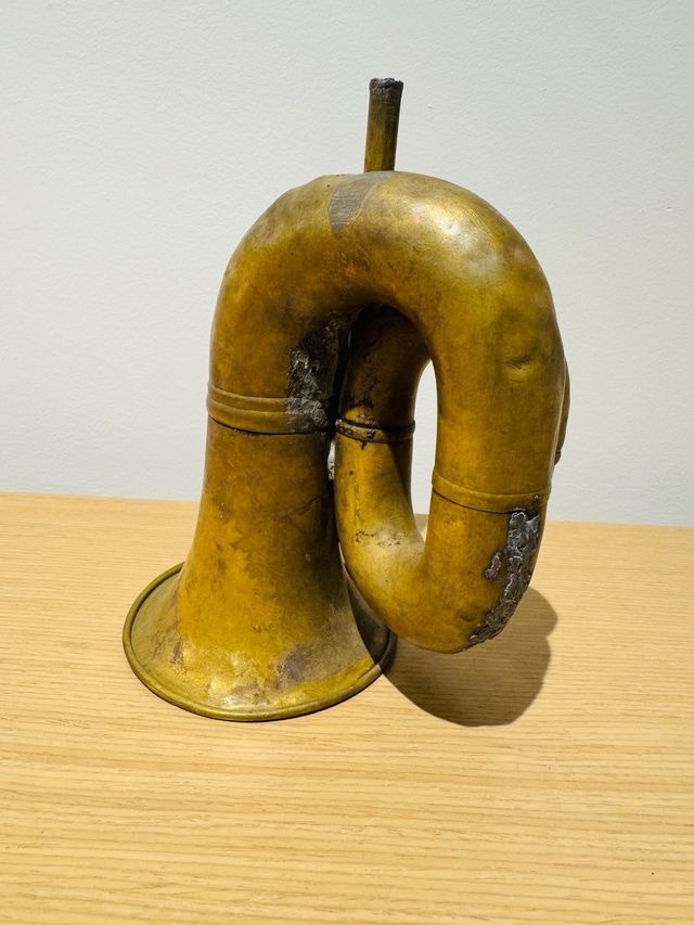 Corneta militar antigua de latón