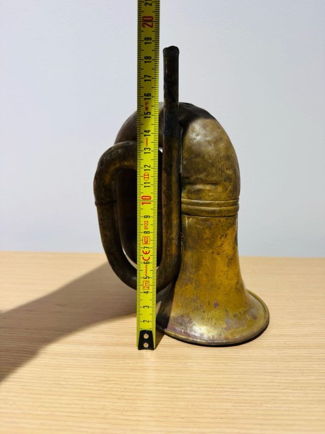 Corneta militar antigua de latón