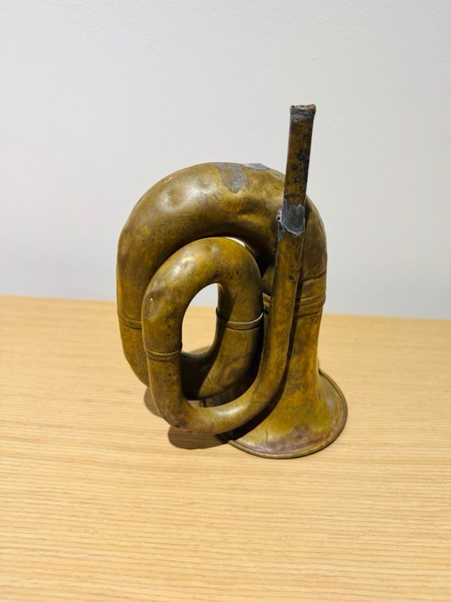 Corneta militar antigua de latón