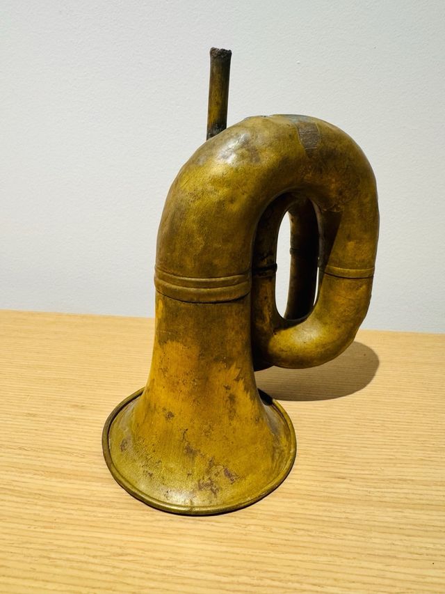 Corneta militar antigua de latón