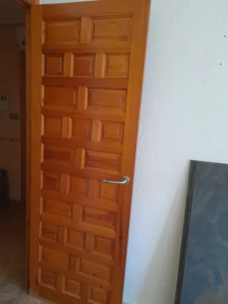 Puerta de pino maciza