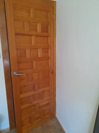 Puerta de pino maciza