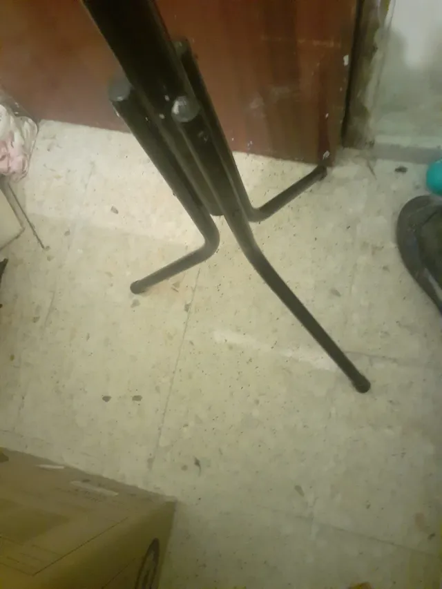 Perchero de pie metálico negro