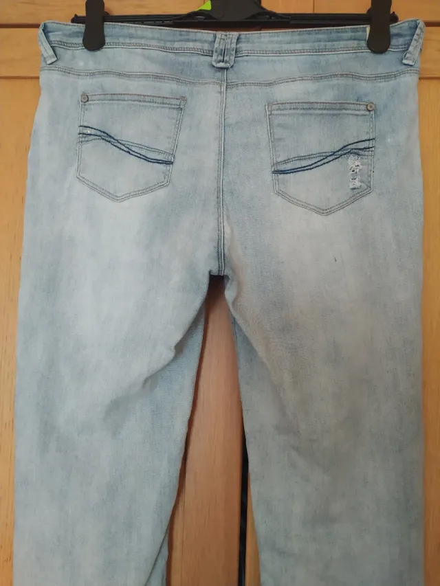 Pantalón Vaquero Desgastado con Brillos