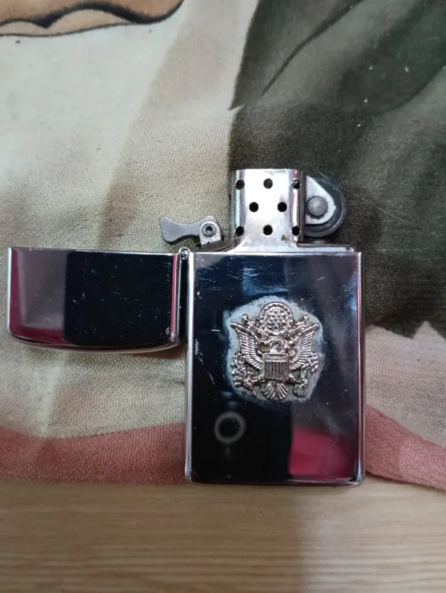 Mechero Zippo con emblema