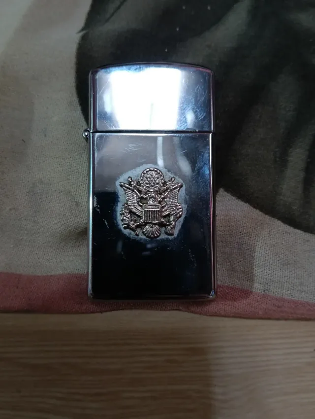 Mechero Zippo con emblema