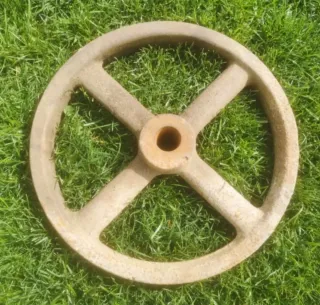 Rueda antigua hierro fundido industrial