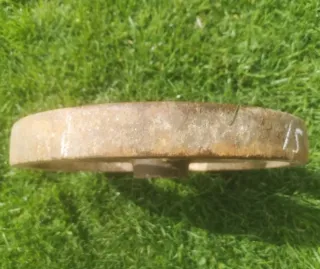 Rueda antigua hierro fundido industrial