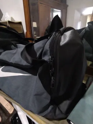 Bolso de gimnasio Nike gris y negro