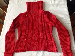 Jersey rojo cuello alto con " cuentas"