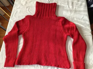 Jersey rojo cuello alto con " cuentas"