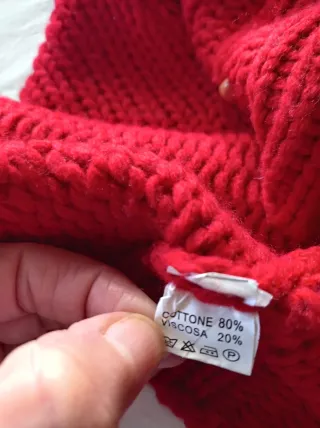 Jersey rojo cuello alto con " cuentas"