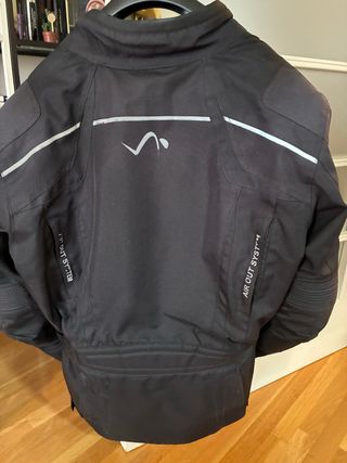 Chaqueta de moto negra en buen estado
