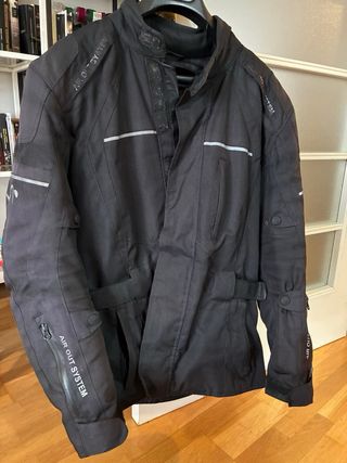 Chaqueta de moto negra en buen estado