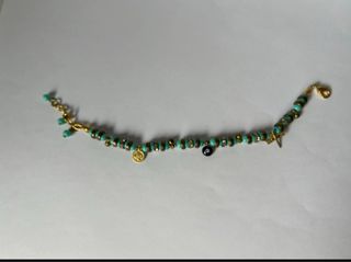 Pulsera dorada y turquesa con charms