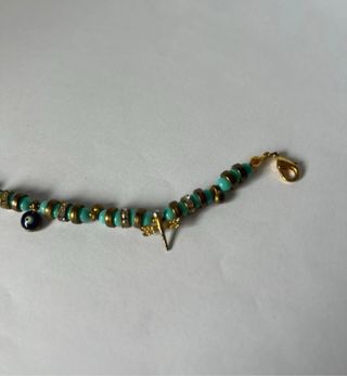Pulsera dorada y turquesa con charms