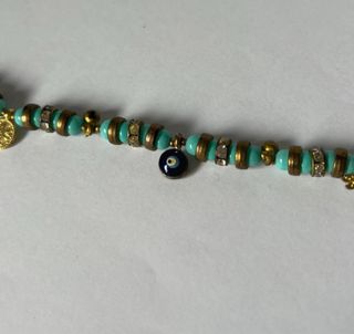 Pulsera dorada y turquesa con charms