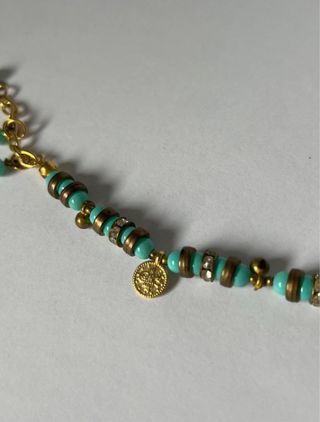 Pulsera dorada y turquesa con charms