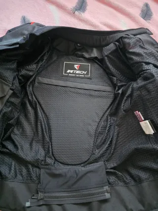 2Chaquetas una L y la otra 4XL de moto negra y gri